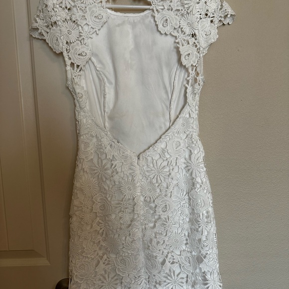 Elegant White Lace Dress - Picture 5 of 9
